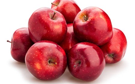 The Nutritional Powerhouse: Exploring the Advantages of Eating Apples